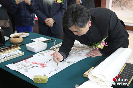 中國僑網(wǎng)徐福山在開幕式現(xiàn)場即興創(chuàng)作。