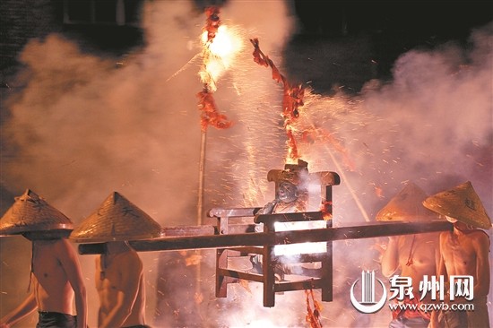 中國(guó)僑網(wǎng)隨著鞭炮聲,夜晚亮如白晝。