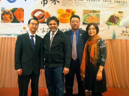 中國僑網(wǎng)中領館王軍領事,、州副議長奧迪茲與陳善莊等人出席杭幫菜巡回宴,。(美國《僑報》/崔國萁 攝)