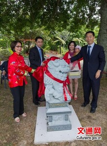 中國僑網(wǎng)牛清報總領(lǐng)事、楊健和陳謝冰心一起為石獅揭幕,。