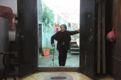 中國僑網(wǎng)自梳女黃月蓉步履蹣跚。陶冉 攝