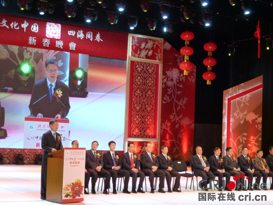 中國僑網(wǎng)國務(wù)院僑務(wù)辦公室副主任何亞非在晚會上致辭,。(李紅 攝)
