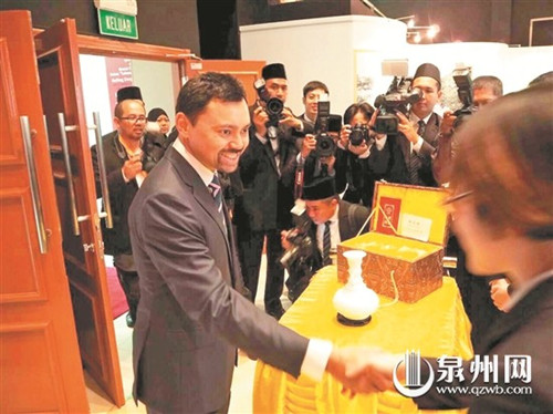 中國僑網(wǎng)泉州海外交通史博物館向王儲贈送一份特殊禮物——德化陶瓷《梅花瓶》,。