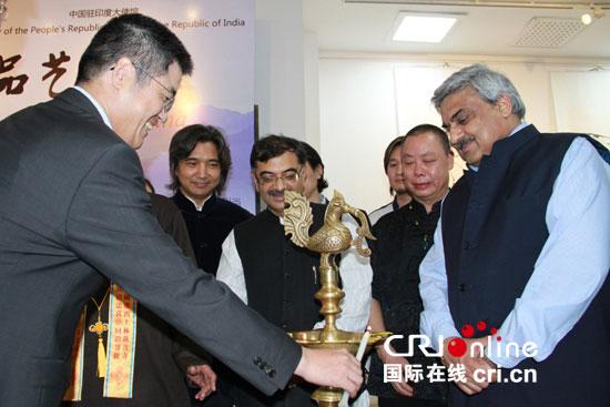 中國僑網(wǎng)中國駐印度大使樂于成出席“當代中國書畫雕塑展”開幕式,。(何星宇 孫洋/攝)