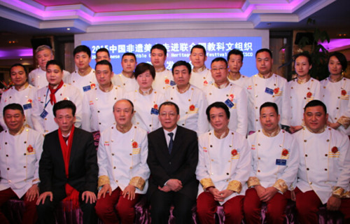 中國僑網(wǎng)李平公參,、王加清總裁與烹飪大師們合影。(法國《歐洲時報》/黃冠杰 攝)