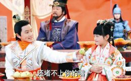 中國僑網(wǎng)《武媚娘傳奇》第16集,,在太宗組織的大朝會(huì)里,,李治拿了一顆梨給妹妹高陽公主吃,。