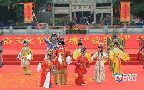 中國僑網(wǎng)“波羅誕”千年廟會的現(xiàn)場表演。(李細(xì)華 攝)