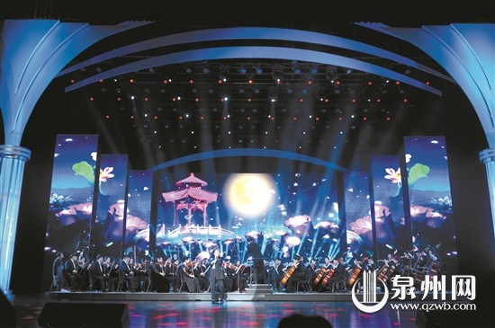 中國(guó)僑網(wǎng)小提琴大師呂思清在表演 ,。(周斌 攝)
