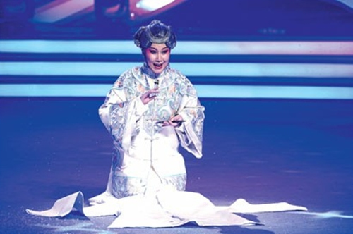 中國僑網獲得本屆白玉蘭戲劇表演藝術獎主角獎榜首的演員程聯(lián)群現(xiàn)場表演京劇《金鎖記》選段。(葉辰亮 攝)