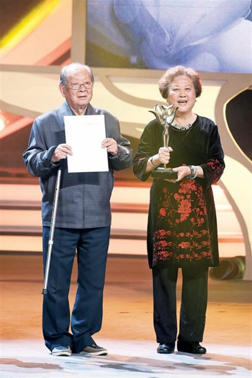 中國僑網(wǎng)85歲著名戲曲導(dǎo)演馬科(左)獲本屆白玉蘭戲劇表演藝術(shù)獎(jiǎng)特殊貢獻(xiàn)獎(jiǎng),。(葉辰亮 攝)
