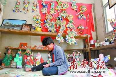 中國僑網(wǎng)蔡炳烈在制作嵌瓷作品,。