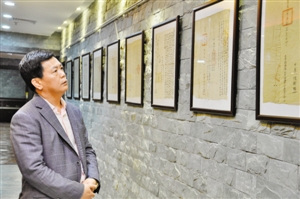 中國僑網(wǎng)深圳民俗收藏家鄭國標(biāo),。(聶燦 攝)