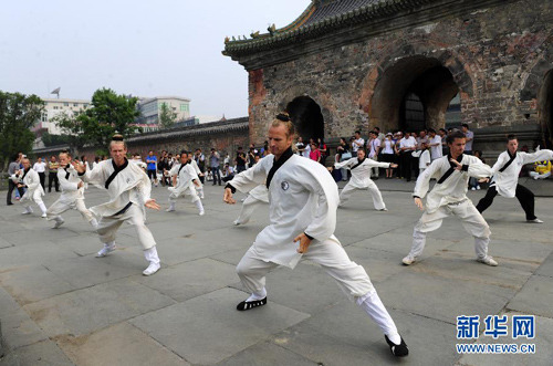 中國(guó)僑網(wǎng)“洋弟子”在武當(dāng)山玉虛宮練習(xí)武術(shù),。