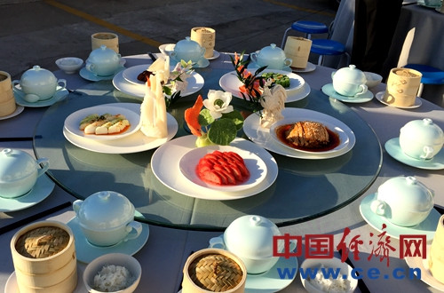 中國僑網(wǎng)眉州東坡香腸、麻婆豆腐,、東坡雞豆花等十余種地道川菜登上了王室餐桌,。