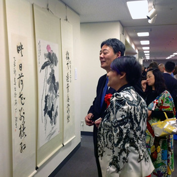 中國僑網(wǎng)海江田萬里參觀畫展,。 (日本《中文導(dǎo)報(bào)》/張石 攝)