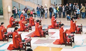 中國僑網(wǎng)女孩子身著漢服誦讀《朱子家訓》,。