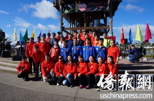 中國(guó)僑網(wǎng)羅林泉總領(lǐng)事一行和上海海事大學(xué),、上海中醫(yī)藥大學(xué)師生合影留念,。(美國(guó)《僑報(bào)》/楓漁 攝)