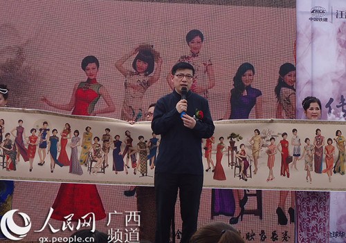 中國(guó)僑網(wǎng)本次活動(dòng)發(fā)起人劉冰介紹全球華人旗袍映象長(zhǎng)卷情況,。