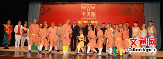 中國僑網(wǎng)嘉賓與演員合影,。