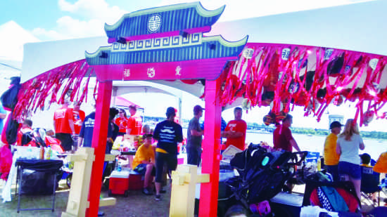 中國(guó)僑網(wǎng)一個(gè)船隊(duì)的帳篷被裝點(diǎn)得具有中國(guó)古代建筑的風(fēng)格,引人注目,。(美國(guó)《僑報(bào)》/李憶南 攝)