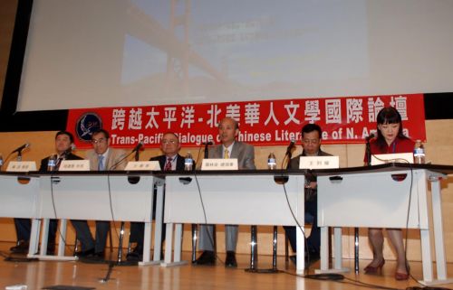 中國(guó)僑網(wǎng)舊金山總領(lǐng)館羅林泉(右3)表示,,海外華人文學(xué)是中國(guó)當(dāng)代文學(xué)的重要組成部分之一,,表現(xiàn)了海外華人作家心系祖國(guó),,情系鄉(xiāng)梓的赤字情懷。(美國(guó)《僑報(bào)》/吳卓明 攝)