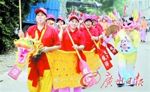 中國(guó)僑網(wǎng)巡游隊(duì)伍中的“婦女旱地龍舟隊(duì)”。(邱偉榮 攝)