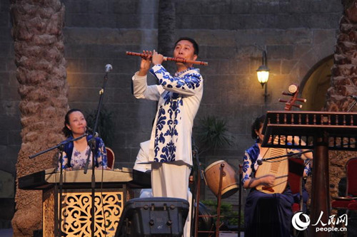 中國僑網圖為中國藝術家現場演奏,。(王云松 攝)