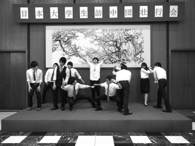 中國(guó)僑網(wǎng)5月13日晚,即將訪華的日本大學(xué)生在中國(guó)駐日大使館表演節(jié)目。(童沛 攝)