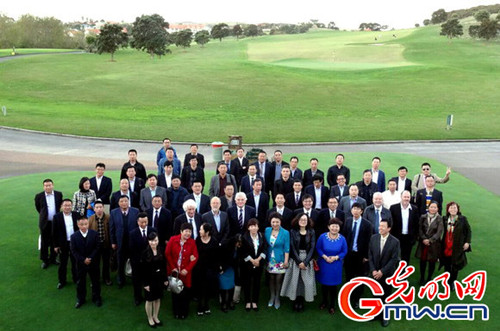 中國(guó)僑網(wǎng)2015健康產(chǎn)業(yè)(新西蘭)國(guó)際高峰論壇與會(huì)代表合影,。(韋力 攝)
