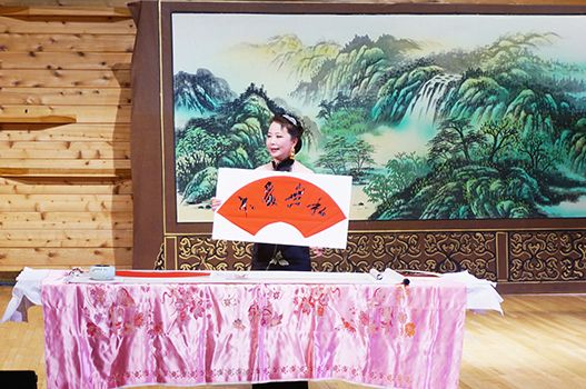 中國僑網(wǎng)宋飛鴻表演書法京劇,。(美國《僑報(bào)》/后歆桐 攝)