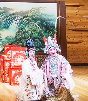 中國僑網(wǎng)《呂布與貂蟬·小宴》表演,。(美國《僑報(bào)》/后歆桐 攝)