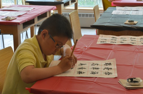 中國僑網(wǎng)參賽選手們在認(rèn)真寫書法。(美國《世界日報(bào)》/李玥 攝)