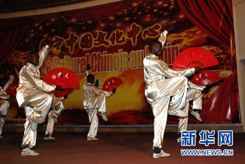 中國僑網(wǎng)貝寧中國文化中心學(xué)員表演太極扇,。 (曹肅 攝)