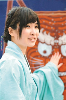 中國僑網(wǎng)圖為加藤亞彩身著漢服參加歷代帝王廟大射禮活動,。