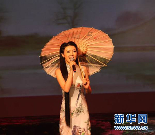 中國(guó)僑網(wǎng)任妙音在演唱。