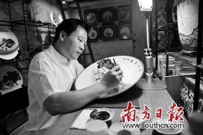 中國僑網(wǎng)劉漢新在自己的老宅子里潛心創(chuàng)作,。(王昌輝 攝)