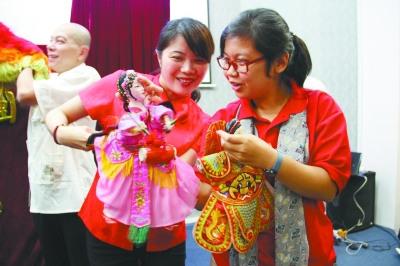 中國僑網(wǎng)漳州市木偶劇團(tuán)演員與印尼大學(xué)木偶藝術(shù)社團(tuán)演員互動(dòng)交流,。(呂明 攝)