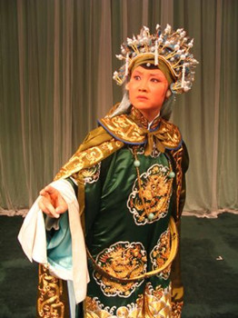 中國僑網(wǎng)張?zhí)m扮演的佘太君,。(美國《僑報(bào)》)