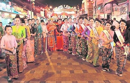 中國僑網(wǎng)象征登州土生華裔的美娘身穿傳統(tǒng)服飾列隊歡迎賓客。(馬來西亞《星洲日報》)