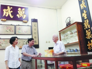 中國僑網著名藥師佘志強(圖中)和疾控專家,、國家中醫(yī)藥管理局中醫(yī)藥文化科普巡講團專家鄺慧玲(圖左)在印尼考察藥店,。(于婉珈 攝)