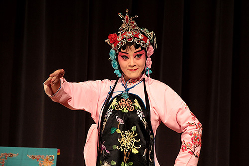 中國僑網(wǎng)花旦楊玲美艷臺(tái)風(fēng)。(美國《僑報(bào)》)