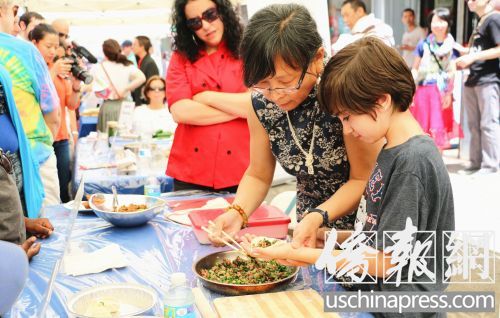中國僑網(wǎng)孩子學(xué)包餃子,。(美國《僑報(bào)》/蘇夏竹 攝)