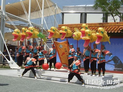 中國(guó)僑網(wǎng)青田魚(yú)燈舞動(dòng)世博