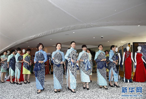 中國(guó)僑網(wǎng) 6月9日,,在意大利米蘭世博園中國(guó)企業(yè)聯(lián)合館,上海市婦女代表和意大利華僑婦女代表在展示旗袍,。當(dāng)日,,為期5天的米蘭世博園中國(guó)館上海周揭幕,將展示中國(guó)時(shí)尚之都上海的文化魅力,。(葉平凡 攝)