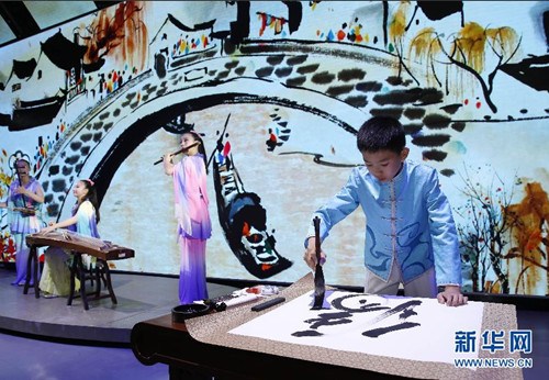 中國(guó)僑網(wǎng)6月9日,在意大利米蘭世博園,,一名小書法家在中國(guó)館上海周開幕式上表演書法,。當(dāng)日,為期5天的米蘭世博園中國(guó)館上海周揭幕,,將展示中國(guó)時(shí)尚之都上海的文化魅力,。(葉平凡 攝)