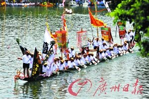 中國僑網(wǎng)往年端午節(jié)鹽步老龍江上展風(fēng)采,。(何波 攝)