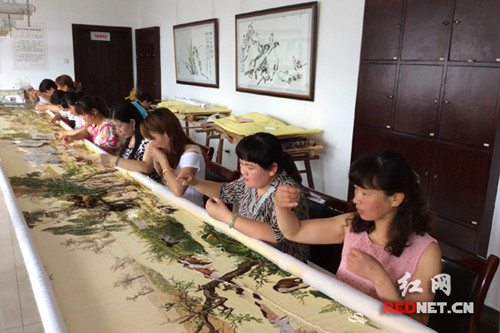 中國僑網(wǎng)《百駿圖》奔赴米蘭前夕,,江再紅(右起第四)帶領繡工們刺繡