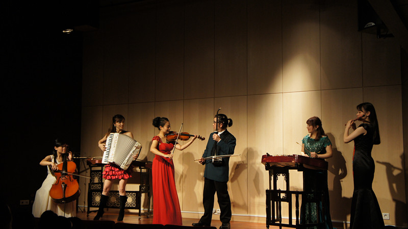 中國(guó)僑網(wǎng)音樂(lè)會(huì)現(xiàn)場(chǎng),。(法國(guó)《歐洲時(shí)報(bào)》/張?jiān)栖?攝)