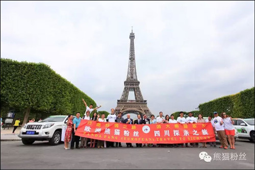 中國僑網(wǎng)熊貓粉絲團車隊在埃菲爾鐵塔下合影留念