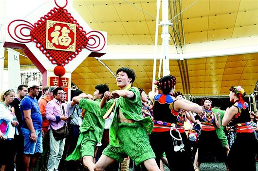 中國(guó)僑網(wǎng)湖北特色展演吸引世界各地游客。(胡漢昌 攝)